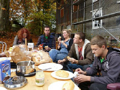 Gemeinsame Mahlzeit vor dem alten Gasthof